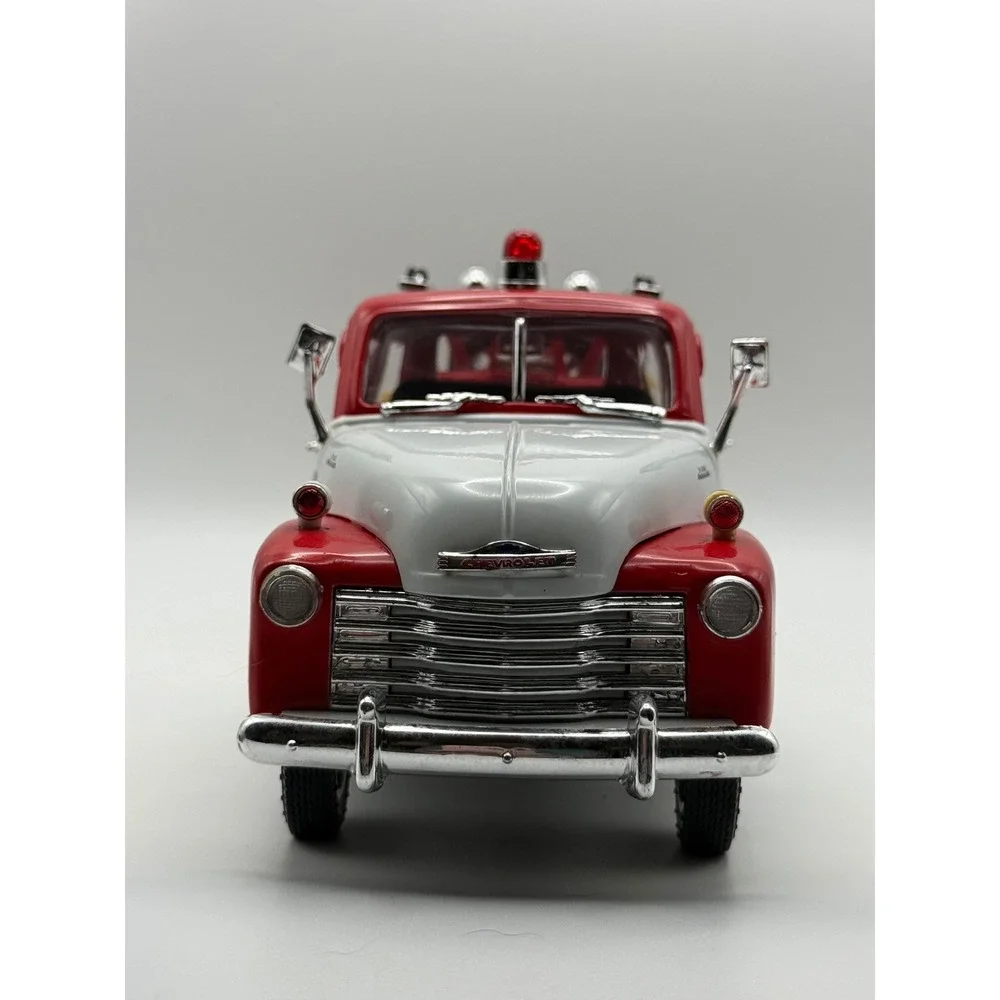 1953 Chevrolet 3100 Tow Truck Diecast Red White Thunder Towing Wrecker‎ 1/24